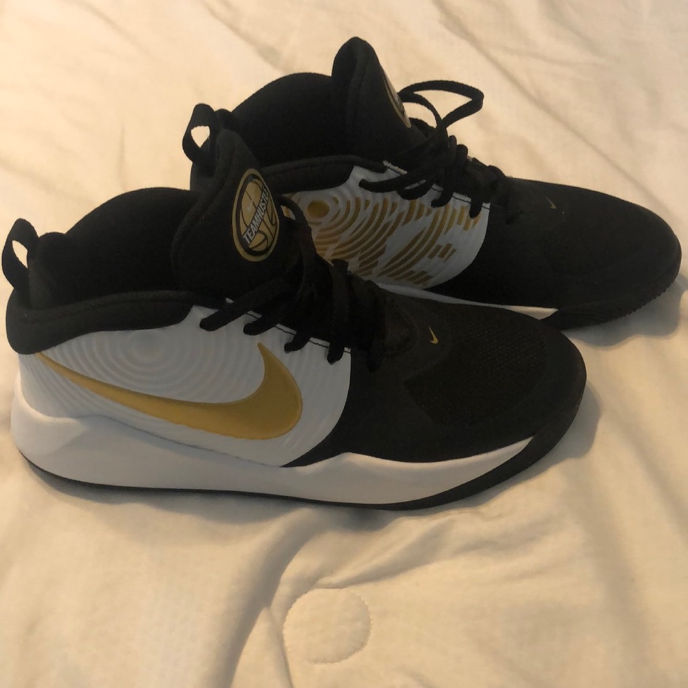 Nike Team Hustle Sneakers